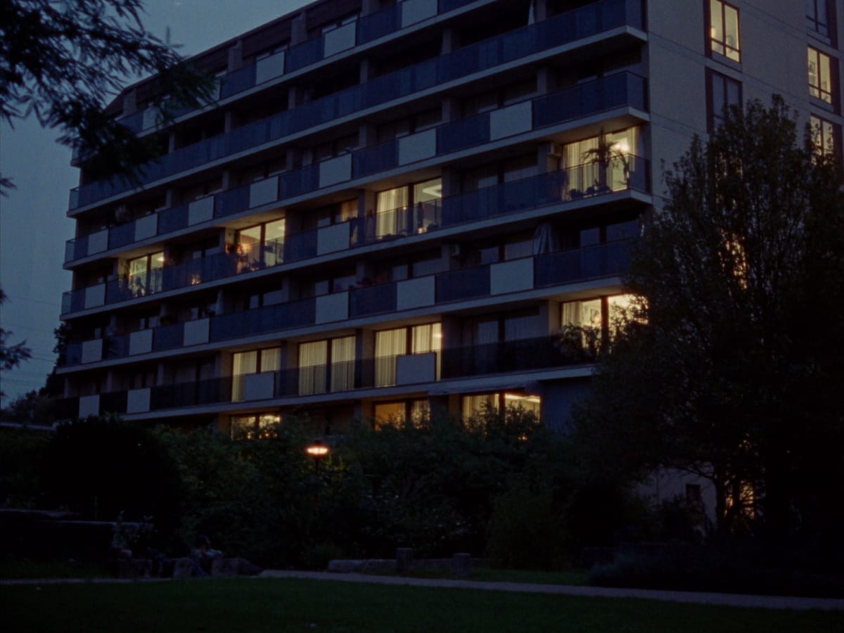 Apartamento contemporâneo iluminado ao anoitecer