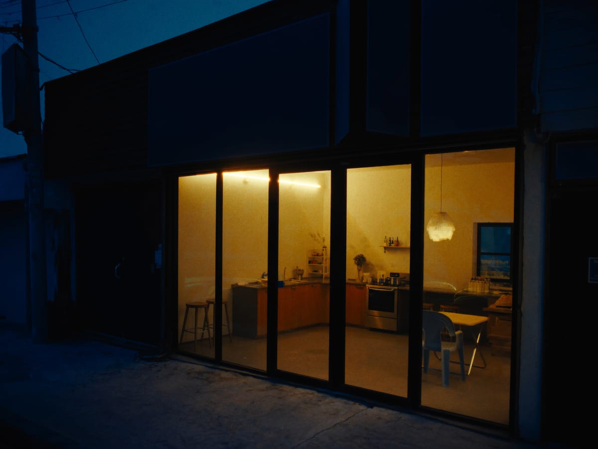 Fachada de comércio iluminado ao anoitecer